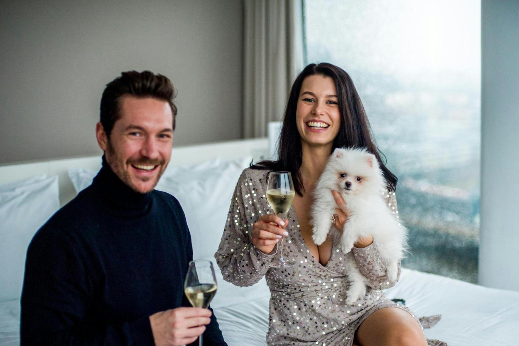 Hotel The Westin Hamburg Elbphilharmonie Exterior foto A couple with a dog